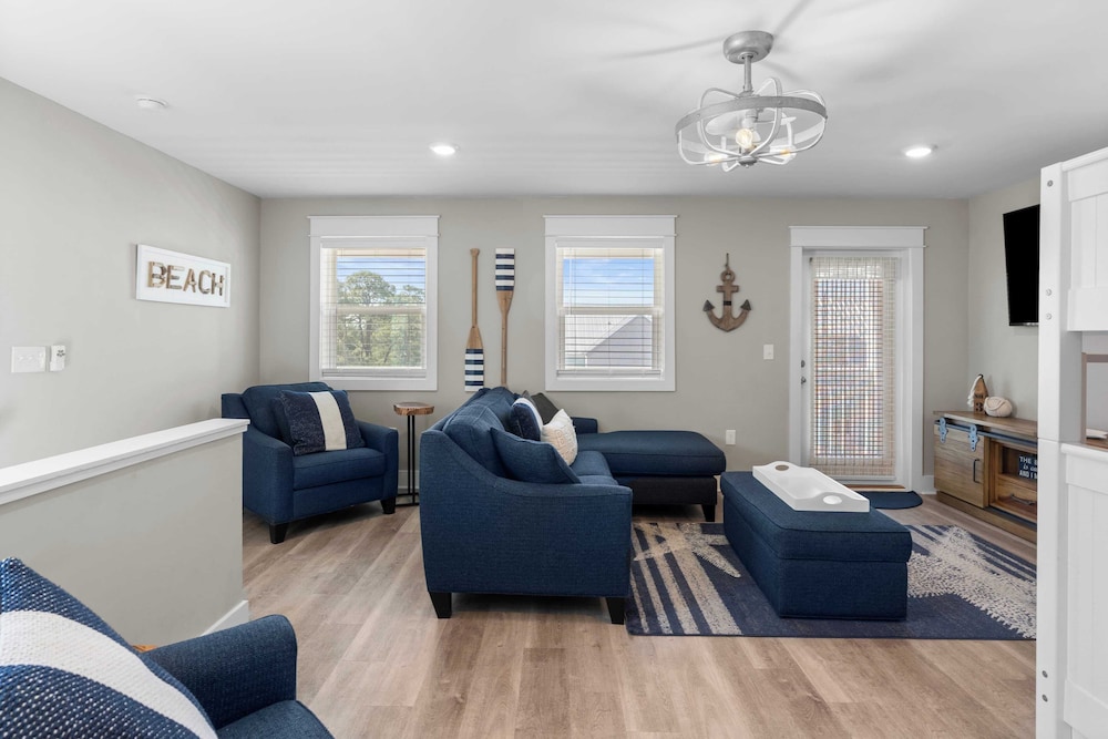 Mins to Beach Access + Pet-friendly + Golf Cart 30A White Sands by Avantstay