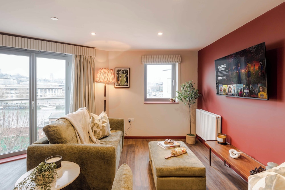 Waterside Living I Luxe Apartments