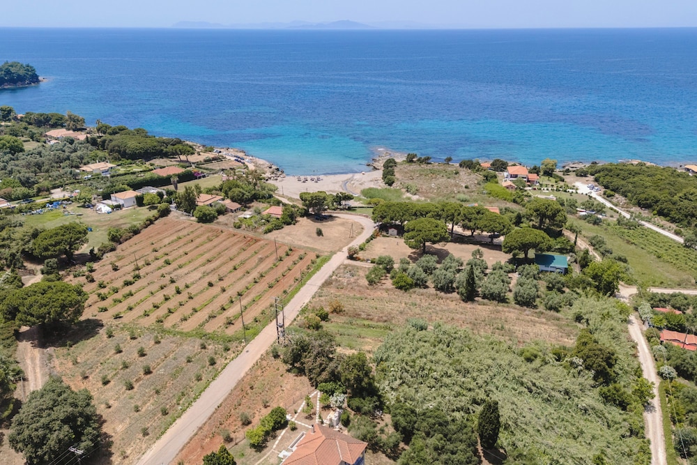 To Pournari Beachside Garden House