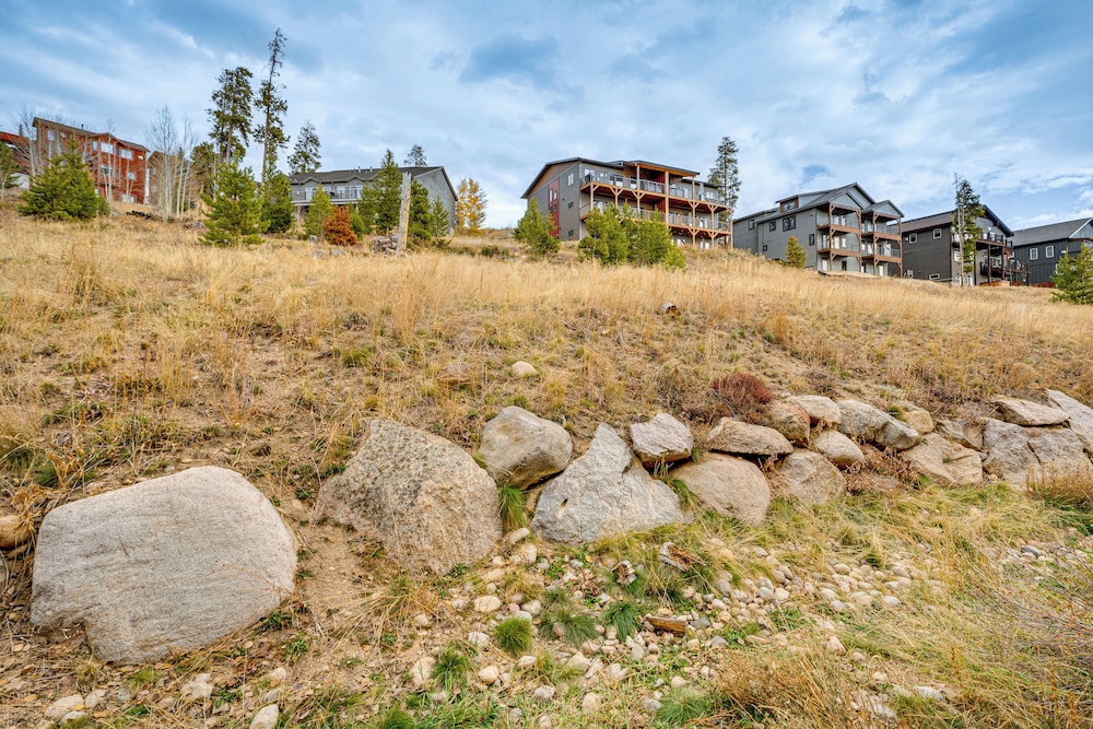6 Mi to Winter Park Resort: Townhome w/ Hot Tub!