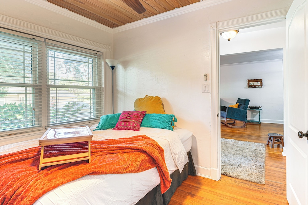 Walk to Parks & Golf: Artsy Bungalow in Lakeland!