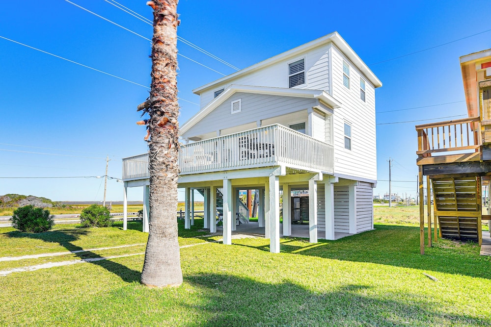 Modern Coastal Farmhouse: Walk to Surfside Beach!