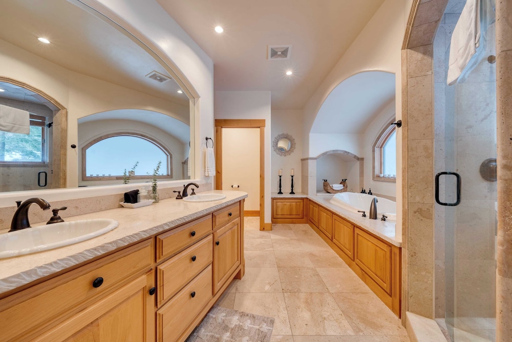 5 Mins to Ski Resort Ping Pong, Pool Table, Deck Donner Ridge by Avantstay