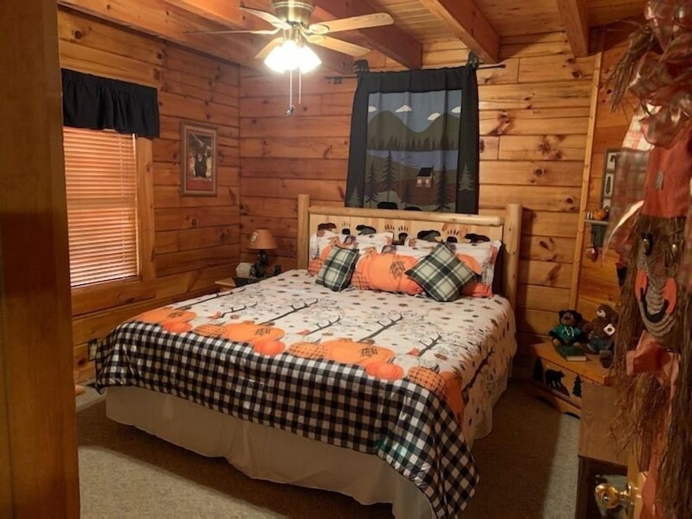 Forest Fling 2 Bedroom Cabin by RedAwning