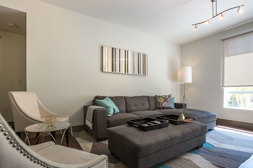 Hollywood 2 - Luxury Family Suite - Image 3