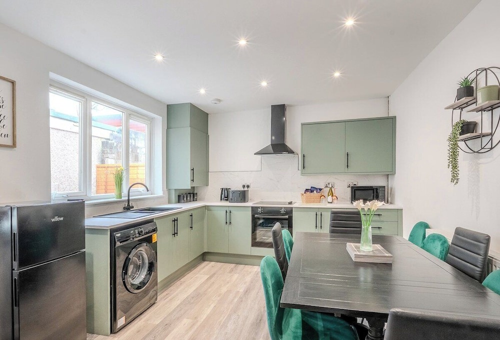 Stadium View 5-bed Retreat + Parking