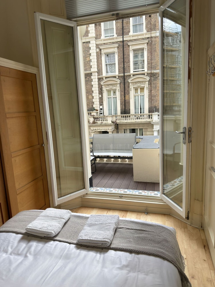 Newly Refurbished - Awesome 3 Bedroom Notting Hill Very Central With a Balcony
