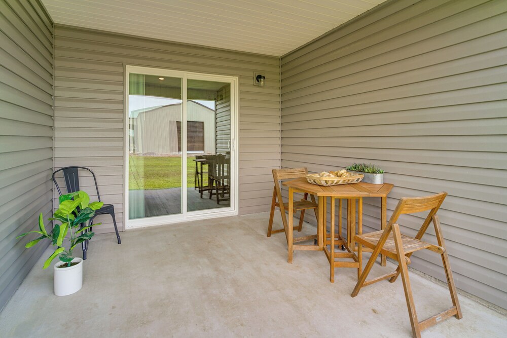 12 Mi to Avery Island: Spacious Family Home!