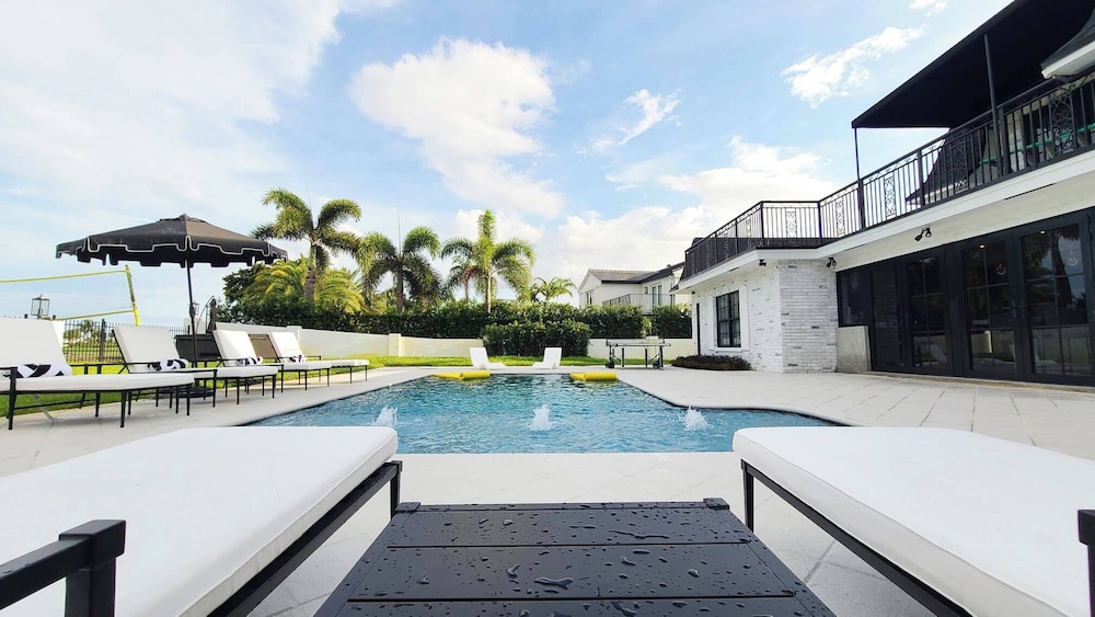 New 5 Bedroom Modern Villa on Golf Course