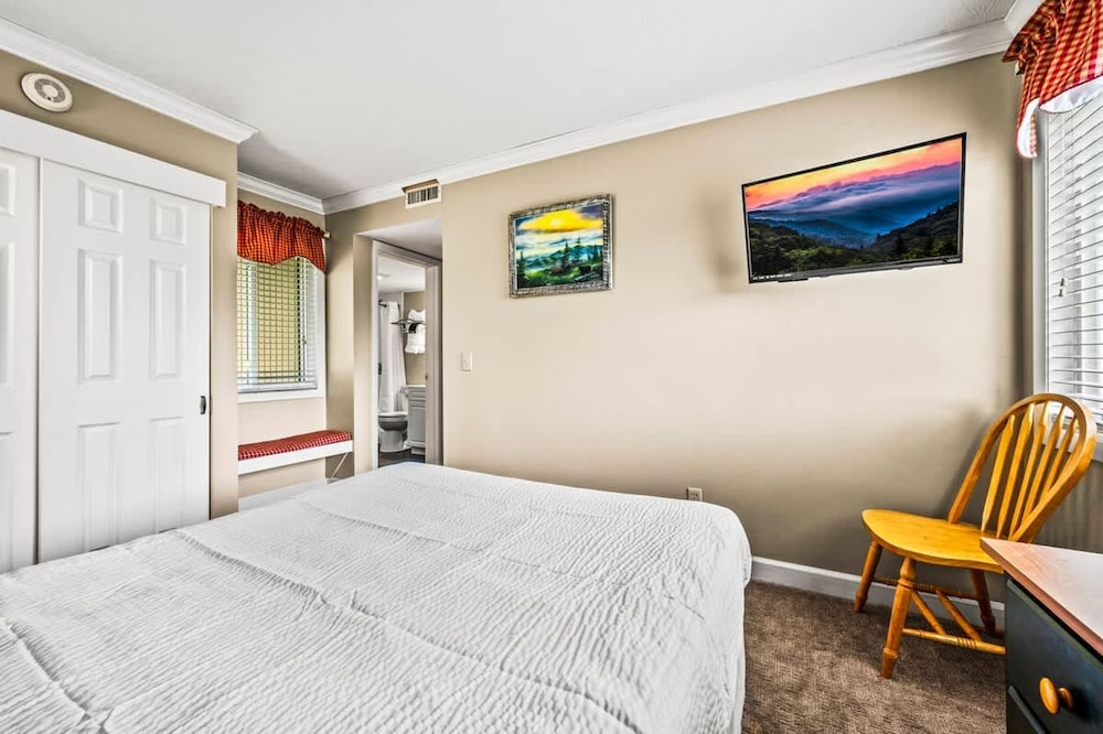 Sleeps 6 Full Kitchen Indoor Pool Mountains Views