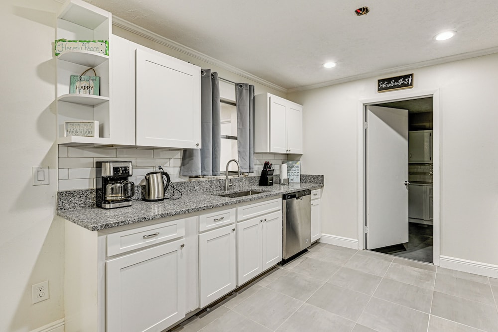 Pet-friendly Home w/ Lanais, Near Dtwn Tampa!