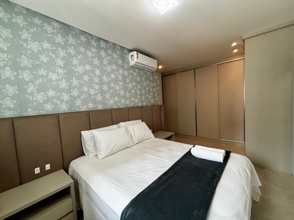 Apt w/ Gourmet Balcony 450m From Beach Reb0802