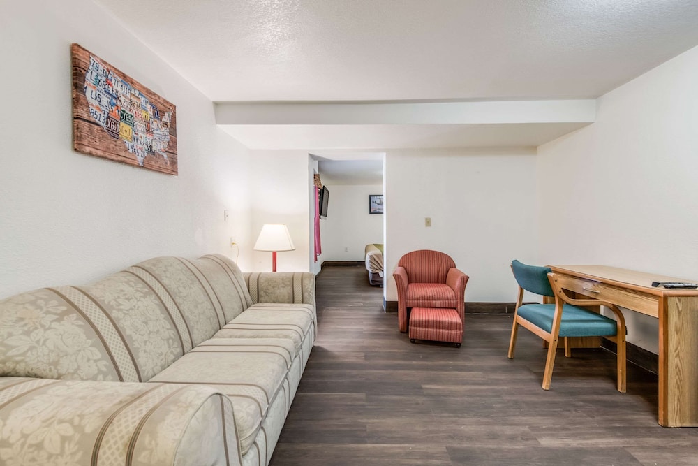Sedalia Vacations - Econo Lodge Truman Inn - Property Image 5