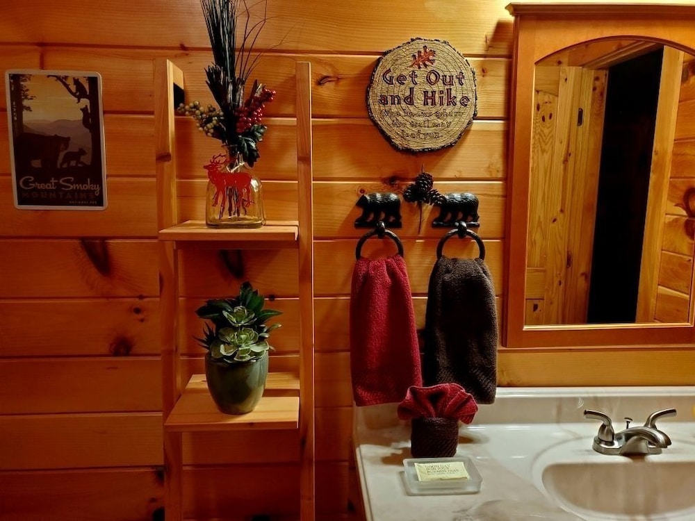 Elk Run On Cosby Creek - 2 Bedrooms, 2 Baths, Sleeps 7 Cabin by RedAwning