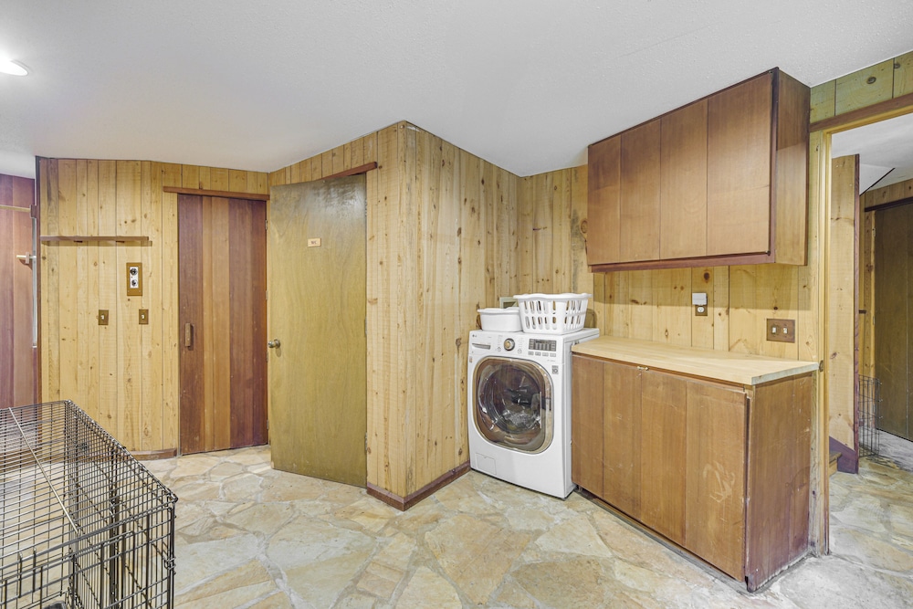 Sauna & Screened Porch: Otter Creek Getaway!