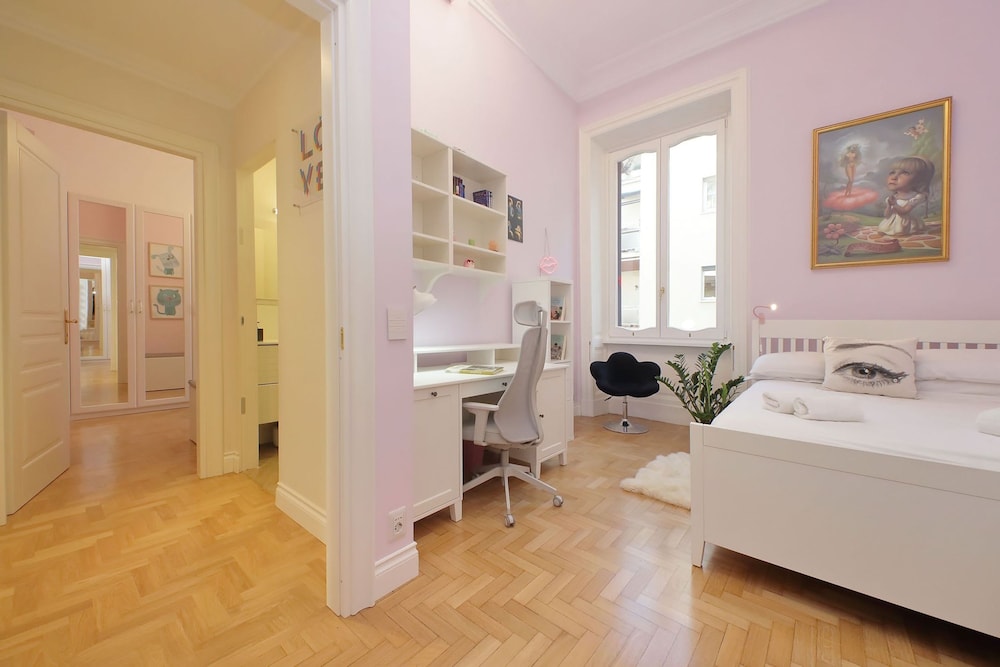 Rare Large and Elegant Rome Apartment in Prati Neighborhood Perfect for Families or Friends