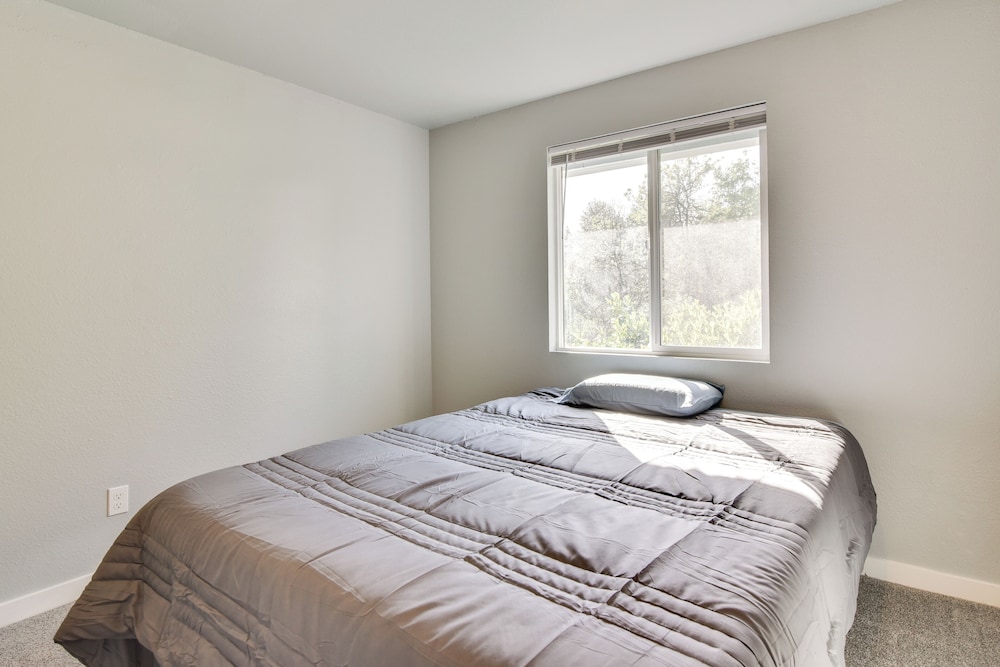 Walk to Dtwn Milwaukie: Family Gem w/ Creek Access