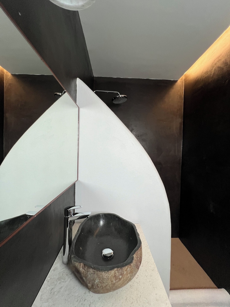 Thronos Suites