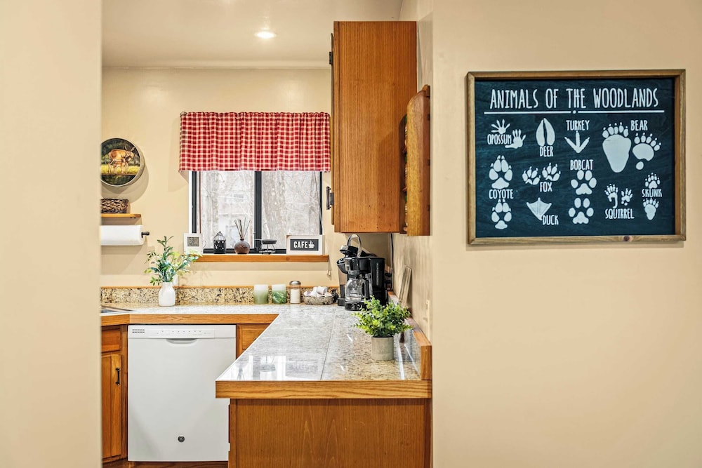 Atlas Point Lodge Sauna, Fireplaces, Kayaks, Lakes + Pet-friendly Yard