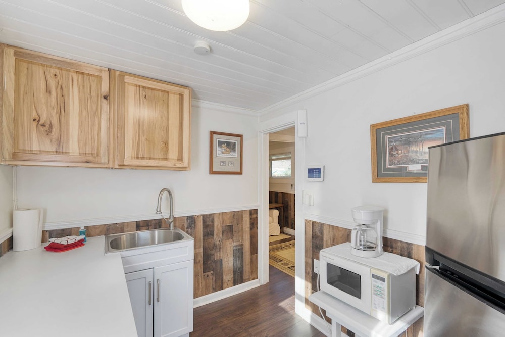 Creekside Haven by Avantstay Hot Tub, Fire Pit, Outdoor Dining Area Nestled Next to Creek