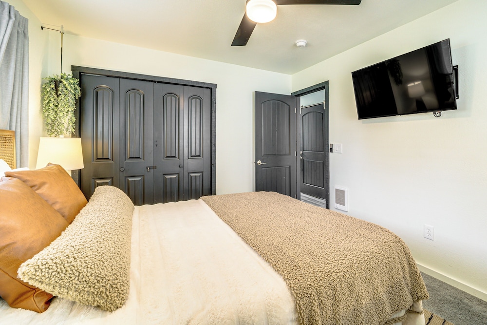Walk to Trails: Modern Munds Park Mountain Retreat