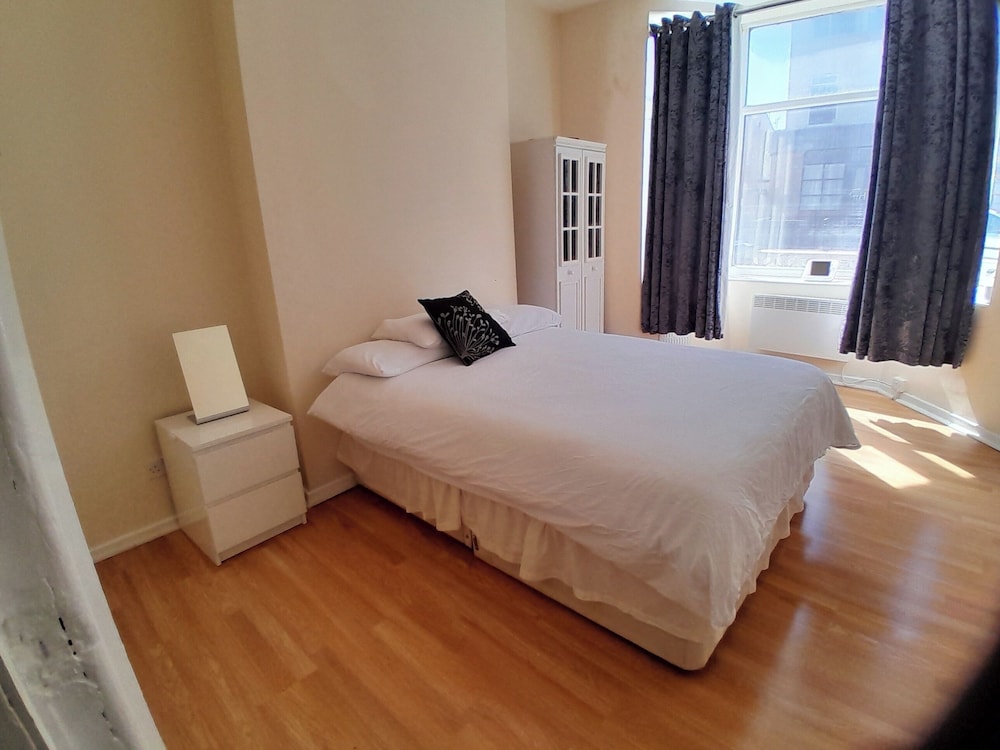 Blackpool - 1-bed Apartment - Sleeps 3 - Pets Allowed Smoking There is a Small Garden