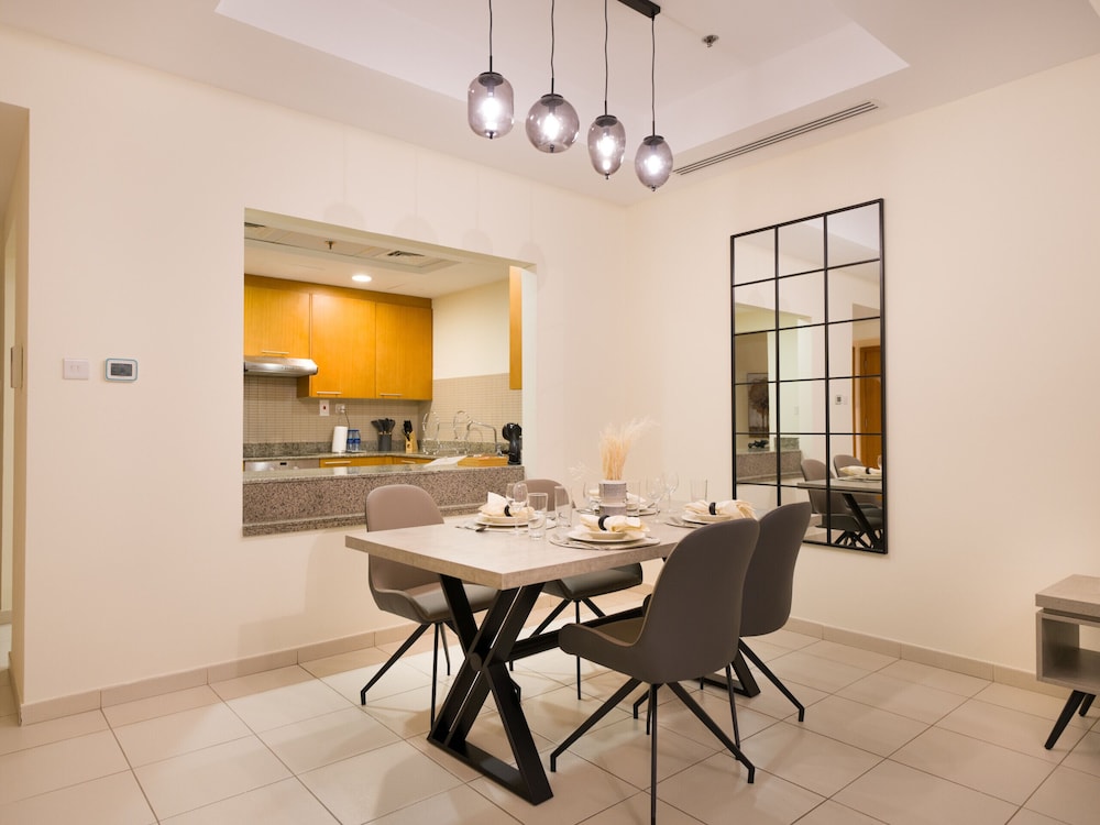 Easygo- Spacious 1bdr Bay Square Busbay