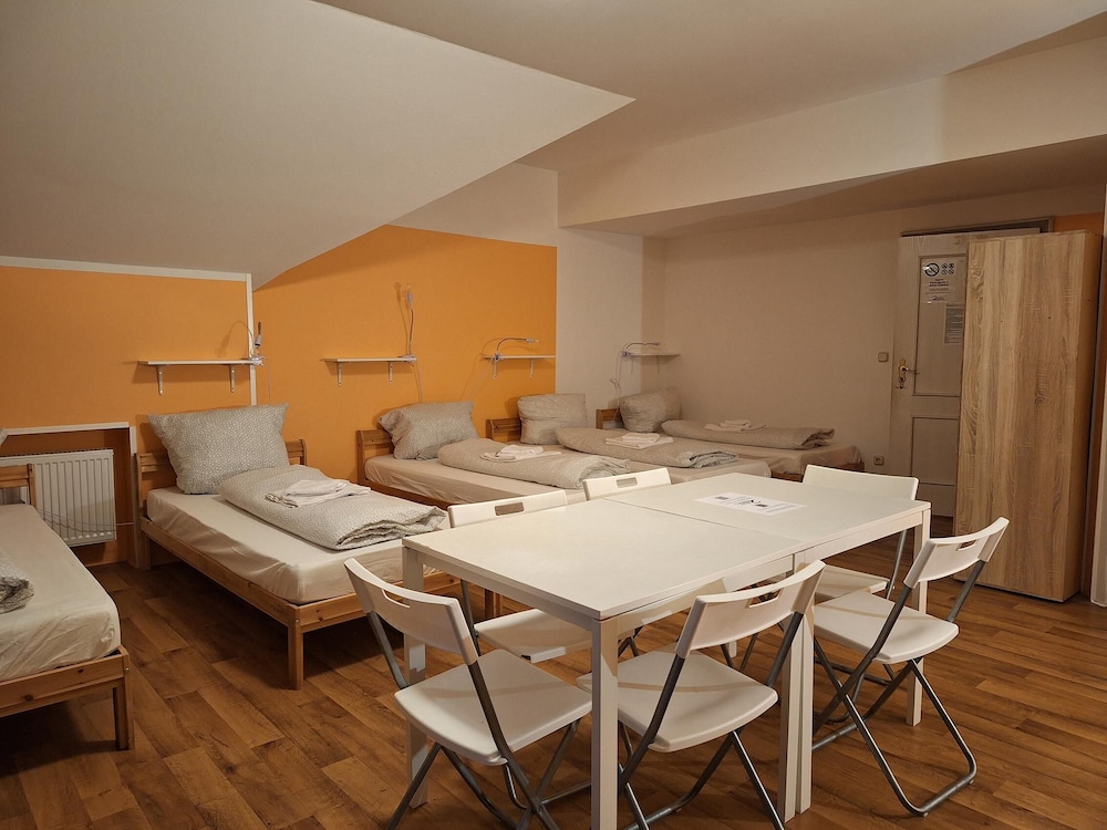 2-Rent Group Hostel Rooms AUB162
