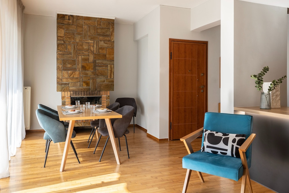 Spacious 3-bedroom Getaway With Balcony in Glyfada
