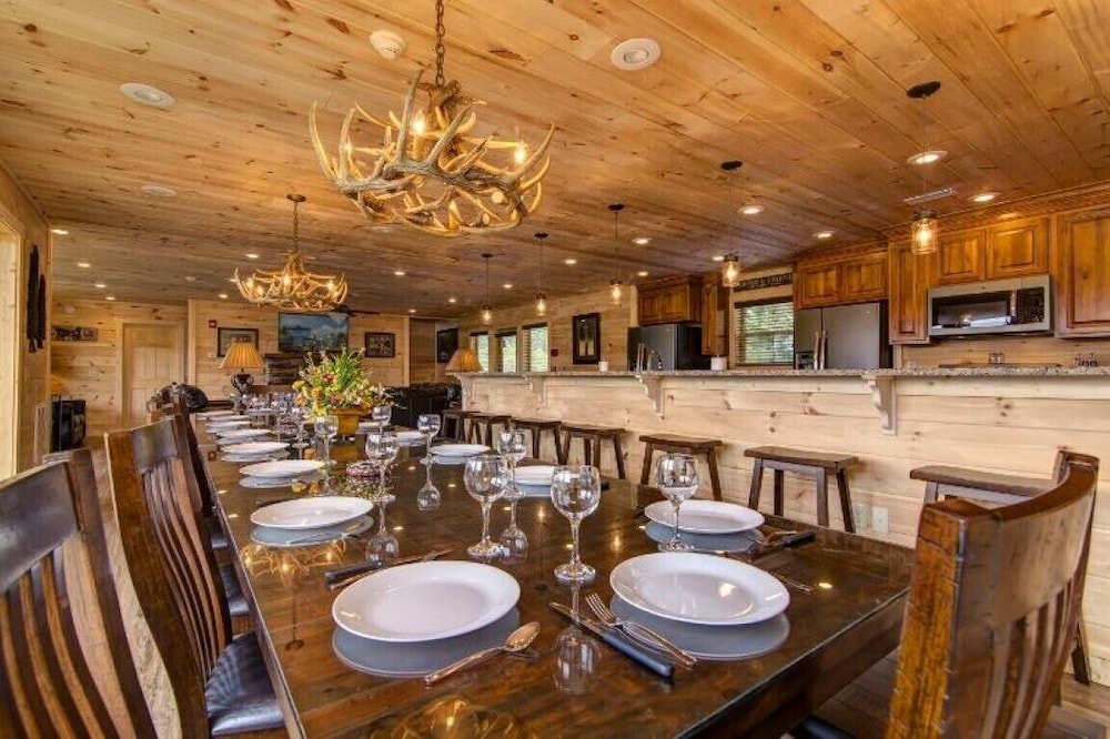 Rocky Top Lodge - 9 Bedrooms, 8 Baths, Sleeps 40 Home by Redawning