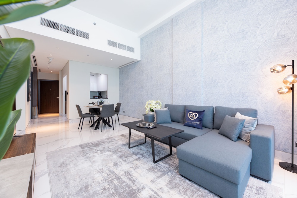 SIMPLY COMFORT Urban Chic Suites in J One Tower City & Canal Views