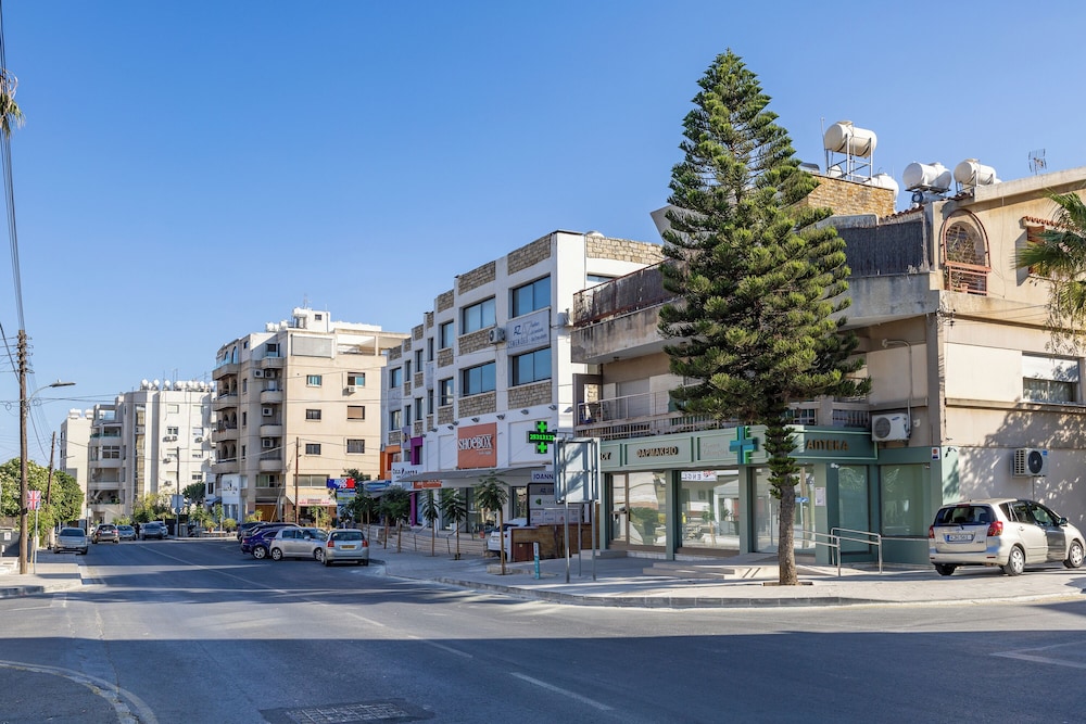 Trygoni Court - Elegant Downtown 3-bdr Apartment