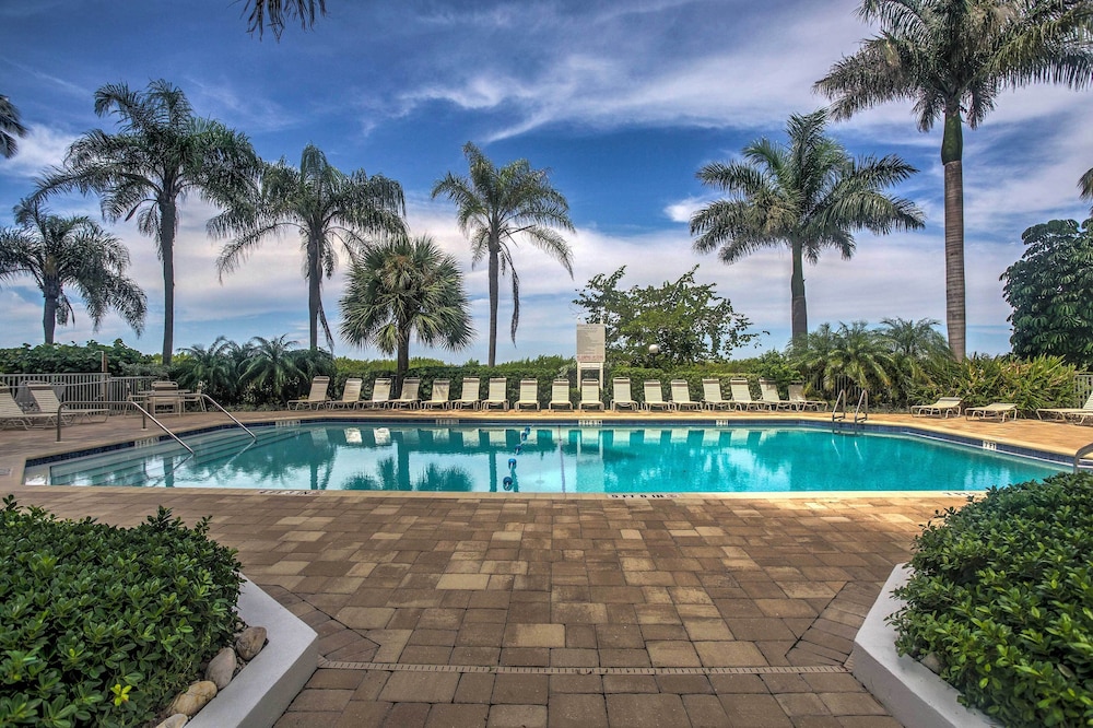 Beachfront Condo w/ Bay View in Fort Myers Beach!
