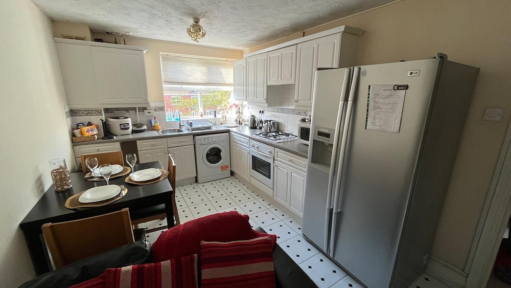 Stunning 3-bed Apartment in Croydon view 5