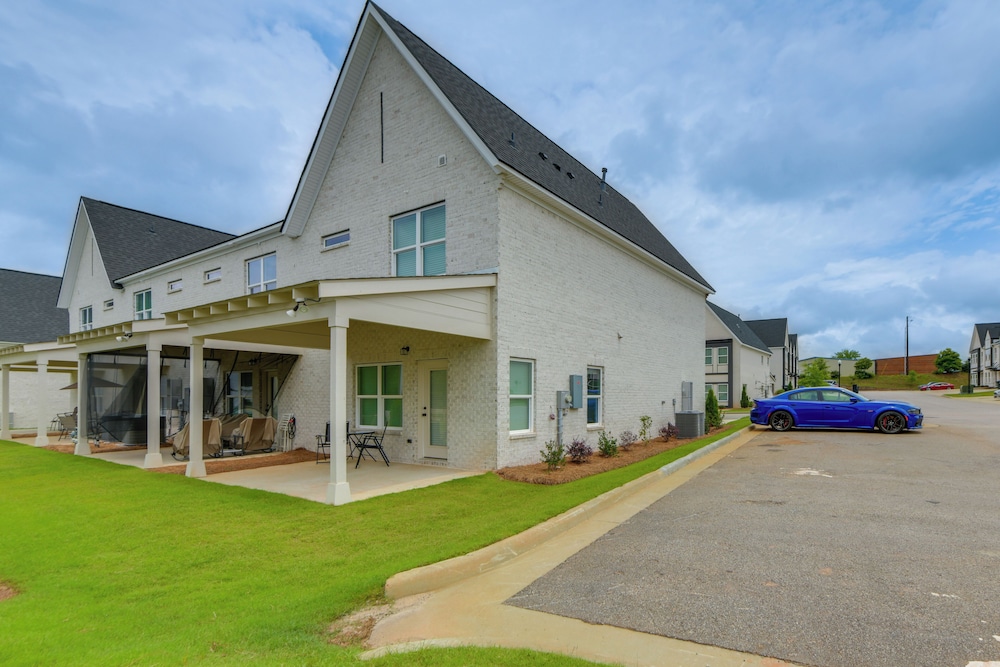5 Mi to Auburn University: Sleek Townhome w/ Patio