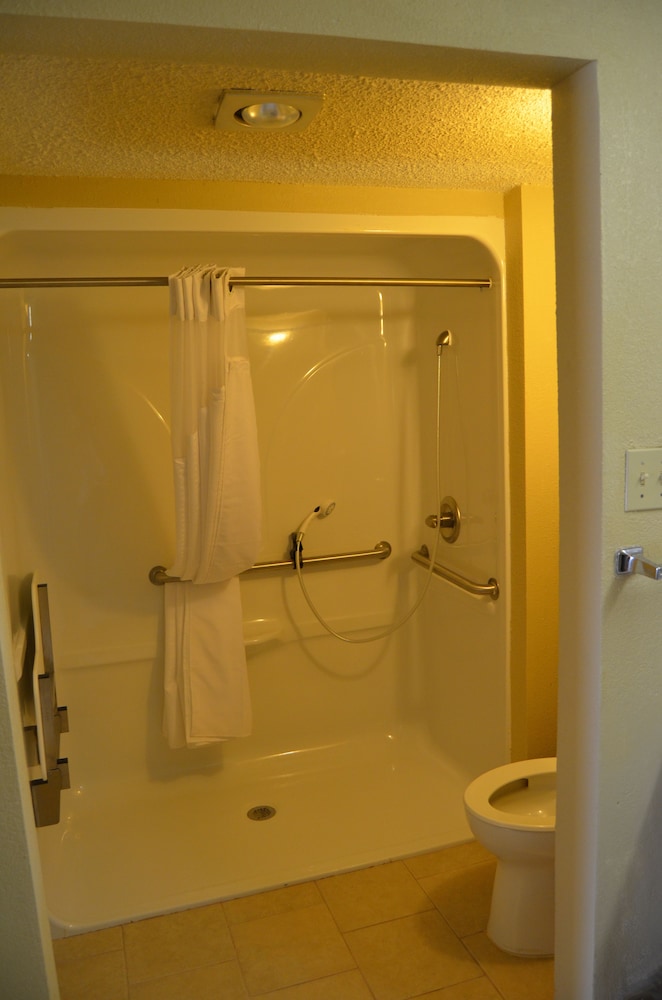 Big Spring Vacations - Plaza Inn Big Spring - Property Image 2