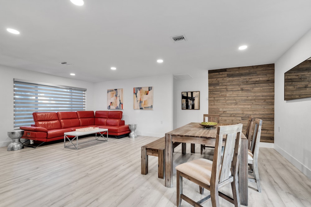 Hollywood Hills House w Backyard-BBQ - Image 2