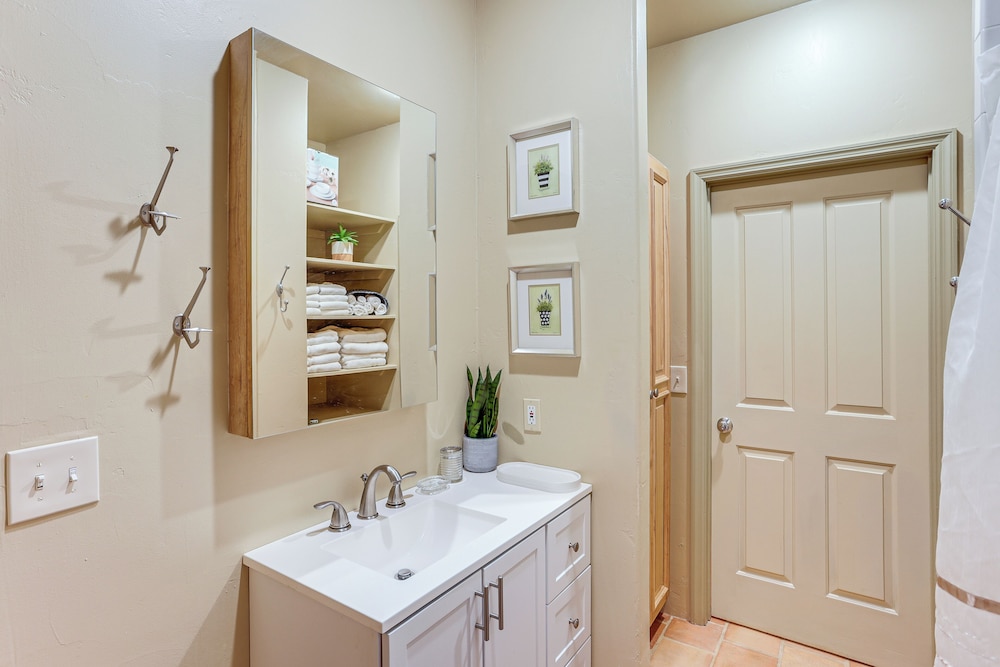 Walk to Hot Springs: Updated Retreat in Dtwn Ouray