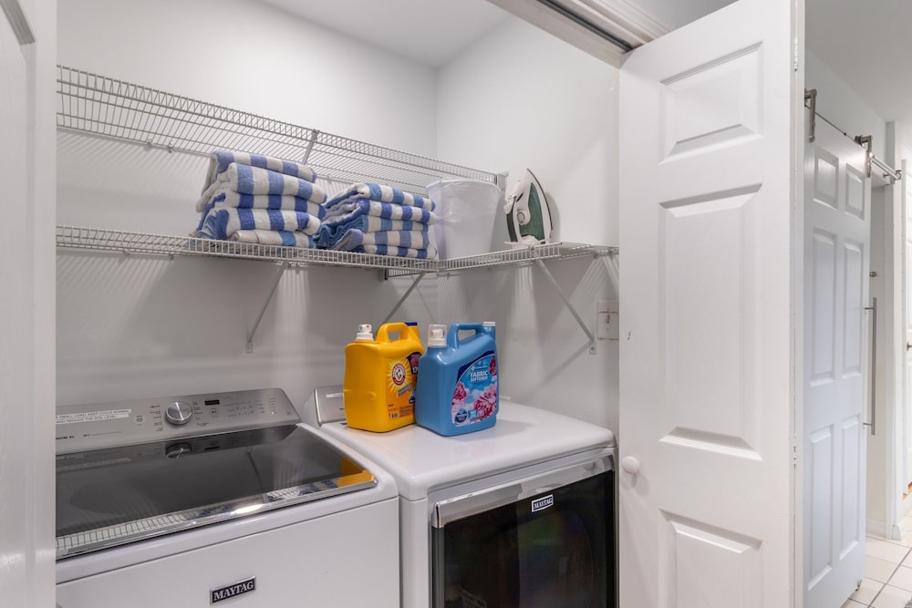 Destin Dolphin by Avantstay 2 Mins Walk To Beach w Pool Large Outdoor Entertaining Area