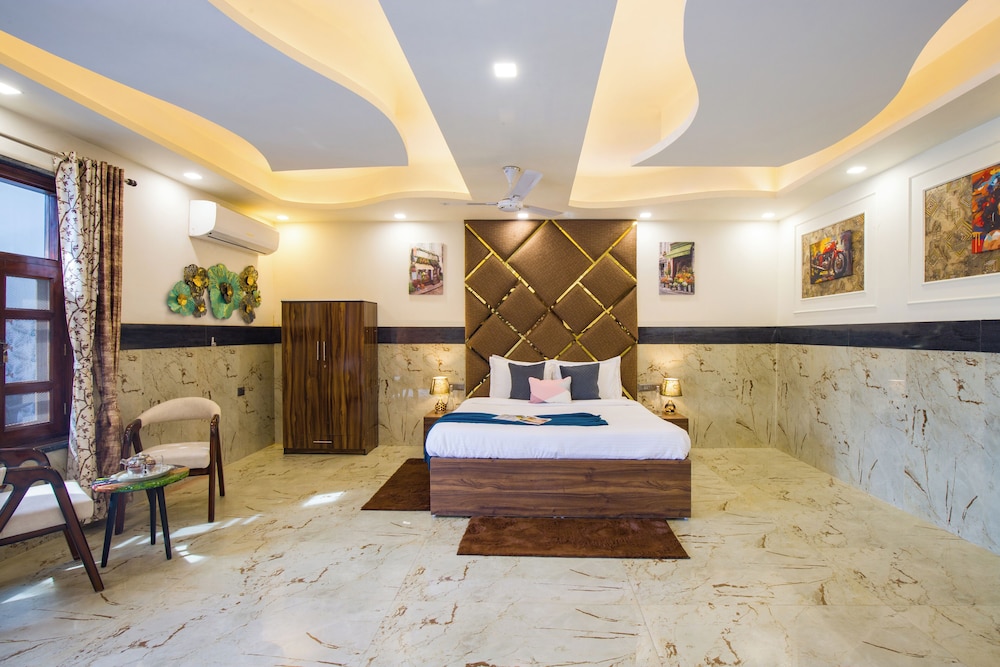 ELIVAAS Ivory Estate Pet-friendly Farm