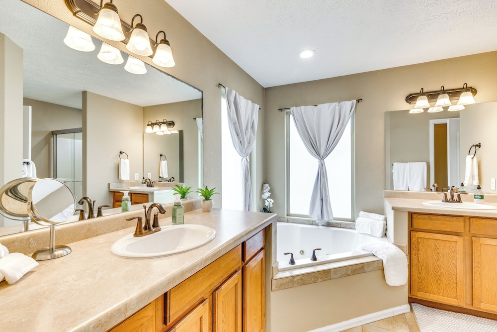 4 Mi to Dtwn Grand Junction: Hot Tub Haven!