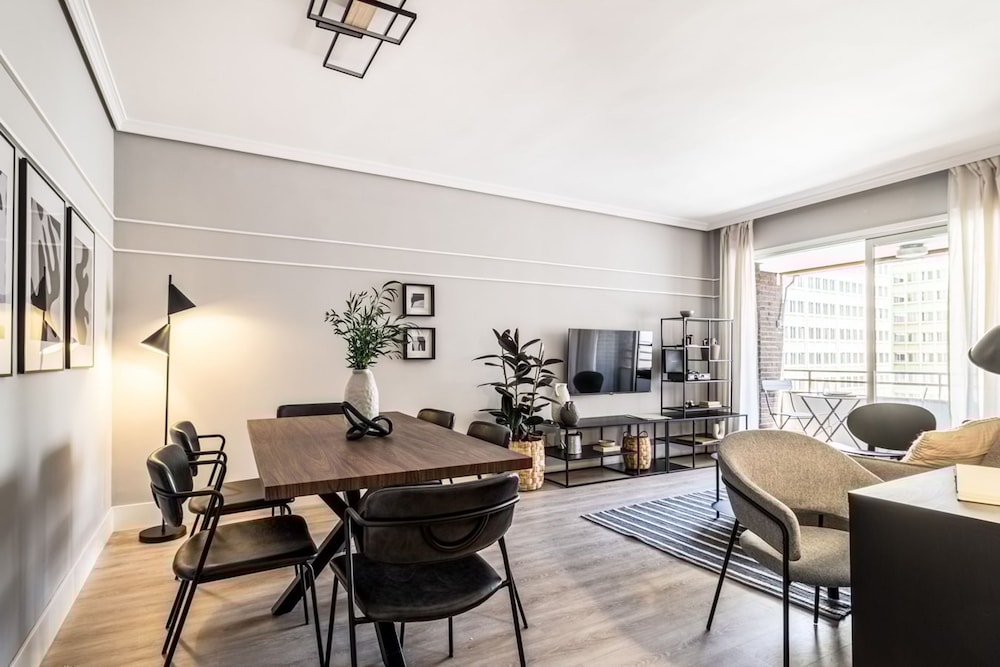 Villa - 2 Bedrooms and 2 Balcony in Castilla