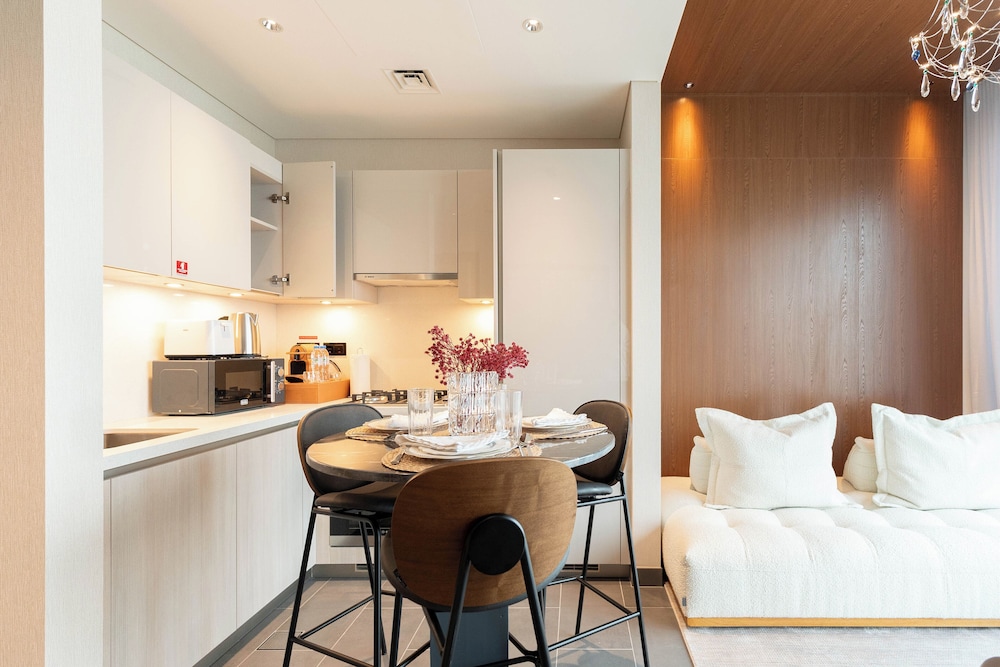 Luxury 1BR High-Floor Retreat