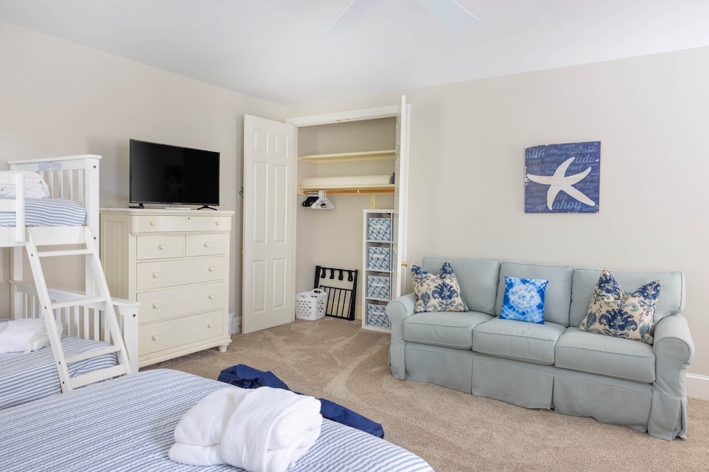 Luxury, Stunning 6 Bedroom Home with Saltwater Pool on the Beach