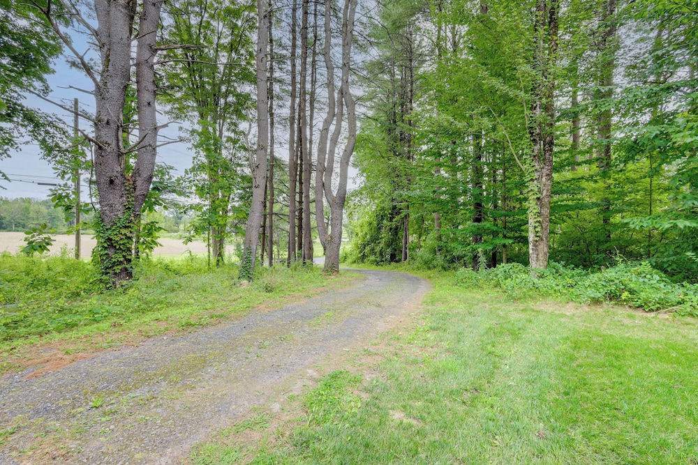 7 Mi to Glens Falls: Peaceful Retreat w/ Game Room