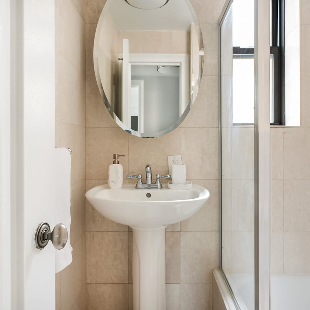 73-406 New 1BR 1bth UWS Doorman Gym