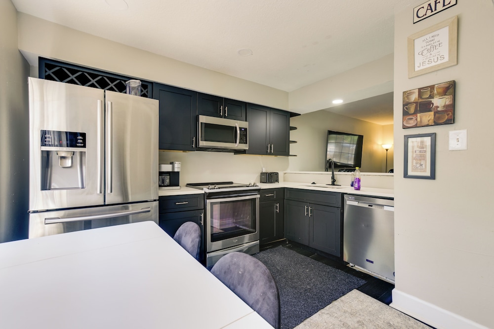 4 Mi to Iah: Suburban Houston Townhome