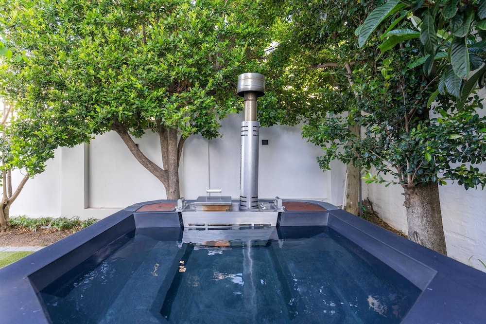 Cape Azure Oasis - Sea Point Retreat With hot tub