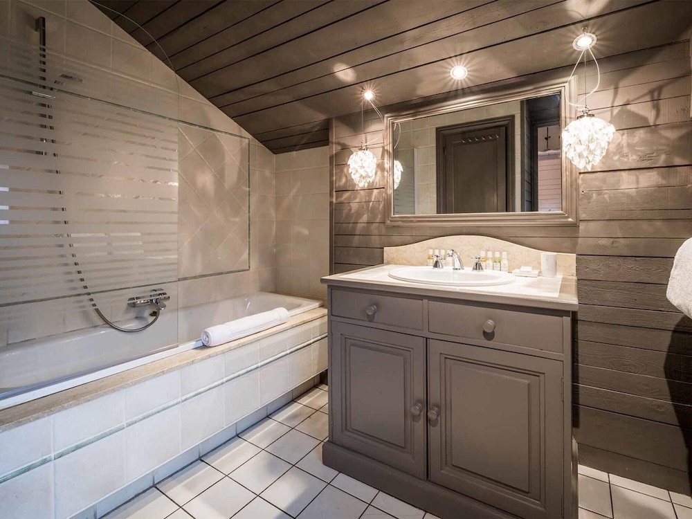 Large Chalet With Barrel Sauna and Whirlpool