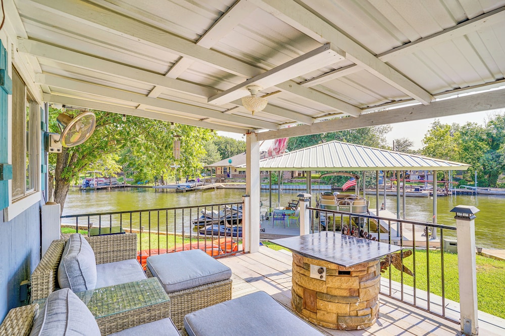 Lake Granbury Home w/ Shared Dock + Kayaks!